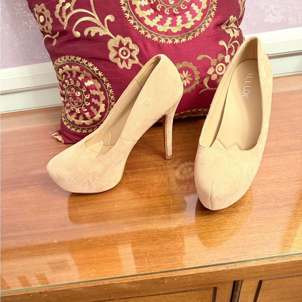 Elegant Beige Platform Heels - Picture 9 of 10